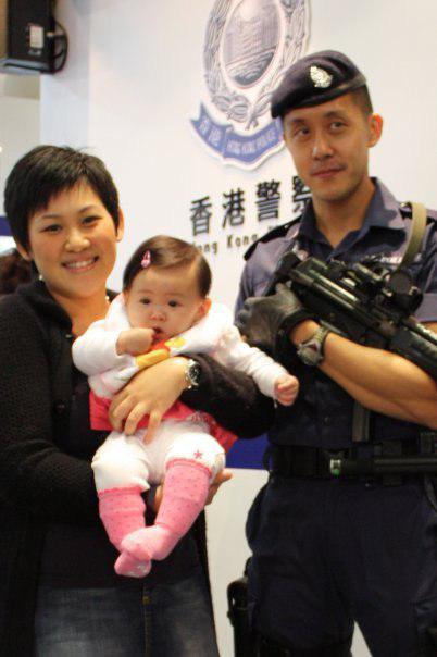 最右為Calvin Lai，左為妻子及女兒